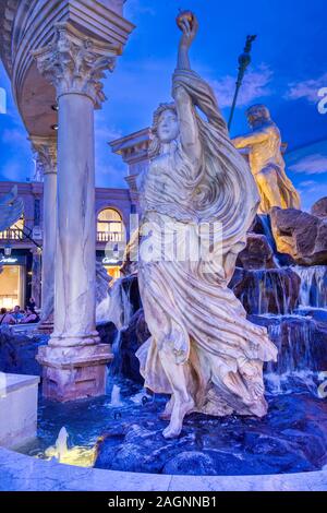 Statue e decorazioni decorate all'interno del centro commerciale di lusso Forum Shops al Caesars Palace, Las Vegas, Nevada, USA Foto Stock