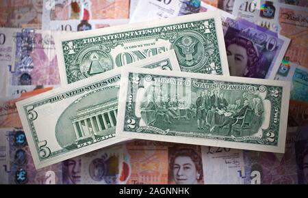 Stati Uniti uno-dollaro, due-dollaro e cinque fatture del dollaro con banconote in inglese in background Foto Stock