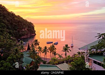 Baia con spiaggia di Anse Chastenet Hotel al tramonto, Soufriere, St. Lucia, Piccole Antille, West Indies, nelle Isole dei Caraibi Foto Stock