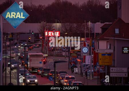 Ingorgo al semaforo all'incrocio all'ora di punta di Bad Vilbel, vicino a Francoforte Foto Stock