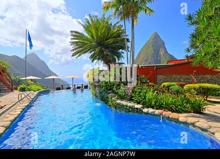 Ladera Resort la piscina con viste dei due chiodi, Gros Piton 770m e Petit Piton 743m, Soufriere, St. Lucia, Piccole Antille, West Indies Foto Stock