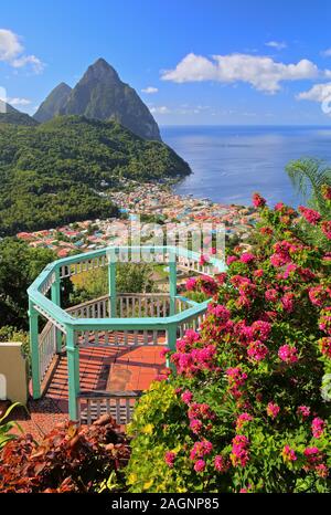 Vista del villaggio e i due Pitons, Gros Piton 770m e Petit Piton 743m, Soufriere, St. Lucia, Piccole Antille, West Indian le isole dei Caraibi Foto Stock