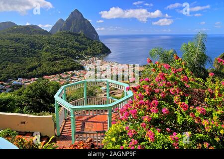 Vista del villaggio e i due Pitons, Gros Piton 770m e Petit Piton 743m, Soufriere, St. Lucia, Piccole Antille, West Indian le isole dei Caraibi Foto Stock