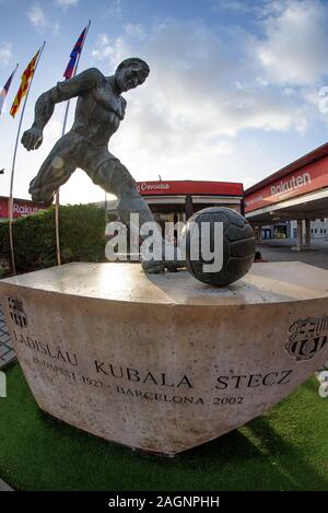Barcellona - dic 18: Il Kubala statua di fronte allo stadio allo stadio Camp Nou su dicembre 18, 2019 a Barcellona, Spagna. Foto Stock