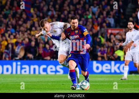 Barcellona - dic 18: Kroos (L) Messi e (R) Play in La Liga match tra FC Barcelona e Real Madrid allo stadio Camp Nou su dicembre 18, 201 Foto Stock