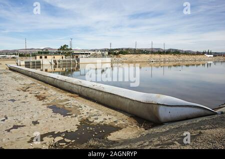 Diga gonfiabile sul Santa Ana River nella Contea di Orange usato per immagazzinare acqua per infiltrazione delle acque sotterranee. Foto Stock