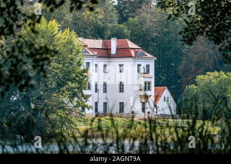 Berlino, Germania - 26 settembre 2019: vista sul castello di Grunewald attraverso il lago su una luminosa giornata autunnale Foto Stock