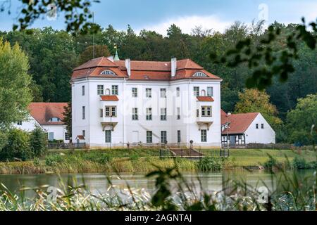 Berlino, Germania - 26 settembre 2019: vista sul castello di Grunewald attraverso il lago su una luminosa giornata autunnale Foto Stock