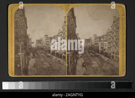Il Park Place, NY include viste da D. Barnum, G. W. Pach, Underwood & Underwood e altri fotografi ed editori. Robert Dennis raccolta di vista stereoscopica. Le strade di Manhattan sotto 14th: Bowery, incluse le viste delle elevate, Broad Street, Canal, Centro Chataham Square Park Row, Nassau; Elizabeth, Hester strade e altre viste tenement compresi ambulanti, nuovi immigrati e neri di avvio al lavoro; Fulton Mercato e ponte di Fulton e Broadway; cinque punti; Park Place; la Stuyvesant Pear Tree al tredicesimo e 3rd. Ave.; l'uomo con un megafono si rivolge a persone circa t Foto Stock
