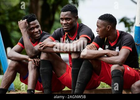 Kampala, Uganda. 16 dic 2019. I giocatori su una breve pausa dalla formazione. Uganda squadra nazionale di formazione per i Senior CECAFA Challenge Cup 2019. Lubaga Campo di formazione. Credito: XtraTimeSports (Darren McKinstry) Foto Stock