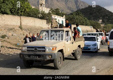 Dicembre 19, 2019: Taiz, Yemen. Il 19 dicembre 2019. Yemen il governo riconosciuto a livello internazionale e di Ansar Allah gruppo Houthis hanno attuato un accordo per lo scambio di 135 prigionieri, nel paese della provincia sud-occidentale di Taiz. Secondo una fonte militare, la trattativa ha portato alla liberazione di 75 prigionieri dal Houthis in cambio della liberazione di 60 prigionieri Houthi da parte delle autorità governative in Taiz. La trattativa è stata facilitata da una mediazione tribale. La maggior parte dei prigionieri liberati sono stati in buone condizioni di salute, fatta eccezione per pochi. Lo Yemen è stato travolto in una guerra civile che dura dal 2014 Foto Stock