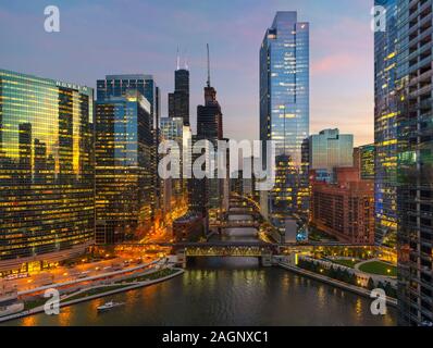 Vista guardando a sud oltre lo skyline della città e del fiume Chicago di notte dal Holiday Inn Chicago-Mart Plaza River North, Chicago, Illinois, Stati Uniti d'America Foto Stock