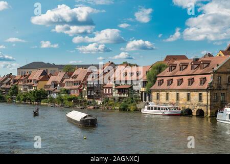 Bamberg, Germania - 14 luglio 2019; a struttura mista in legno e muratura case storiche sulle rive di un fiume di Bamberg, che sono chiamata la piccola Venezia di Bamberg Foto Stock