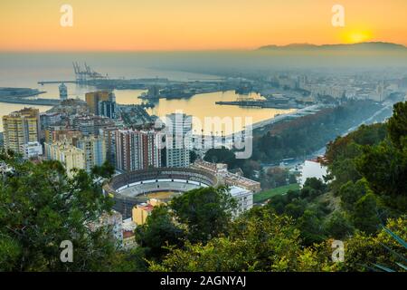 Vista sul centro della città spagnola di Malaga. Tramonto con cielo blu sulla Costa del Sol spagnola della città, il porto, le case, gli alberi, Foto Stock