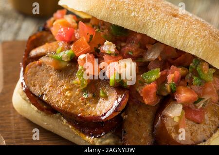 Speziato in casa chorizo Sandwich Con Salsa e Mayo Foto Stock