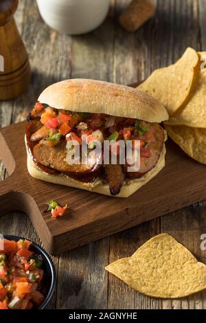 Speziato in casa chorizo Sandwich Con Salsa e Mayo Foto Stock