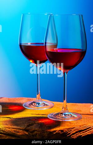 Due bicchieri di vino rosso. L'atmosfera intima. Concetto di romanticismo Foto Stock