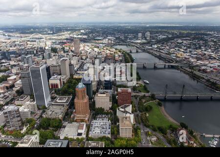 Aerial cityscape vista del fiume Williamette, edifici, ponti e strade nel centro di Portland, Oregon, Stati Uniti d'America. Foto Stock