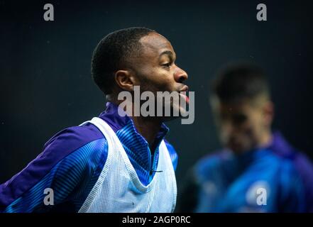 Raheem Sterling dell uomo città pre corrispondere durante la Coppa Carabao QF match tra Oxford United e il Manchester City al Kassam Stadium, Oxford, Inghilterra Foto Stock