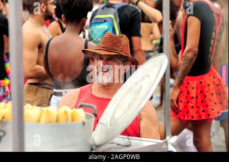 Sud America, Brasile - 3 Marzo 2019: uomo vendita di mais bollito durante un carnevale street parade di Rio de Janeiro. Foto Stock