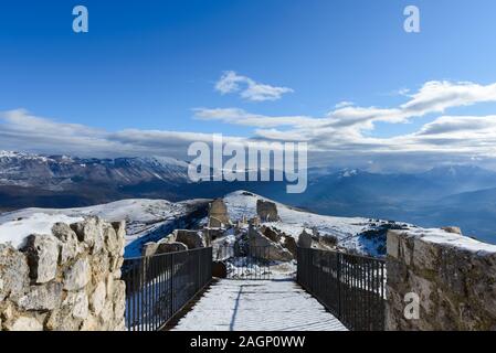 Montagna innevata panorama visto da Rocca Calascio, regione Abruzzo, Italia Foto Stock