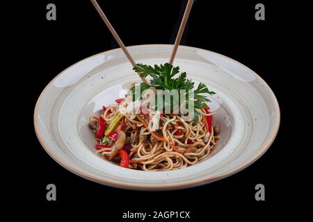 Pad Thai vegetariana verdure udon tagliatelle in uno sfondo scuro, vista dall'alto. Cibo vegetariano in stile asiatico. Spazio di copia Foto Stock