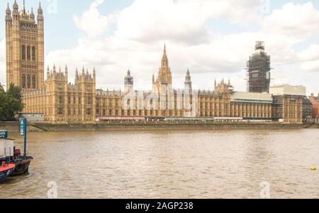 Agosto 21, 2019 - Westminster, Londra, Regno Unito. Le Case del Parlamento siedono sul Fiume Tamigi, l'edificio che governa il resto della Uni Foto Stock