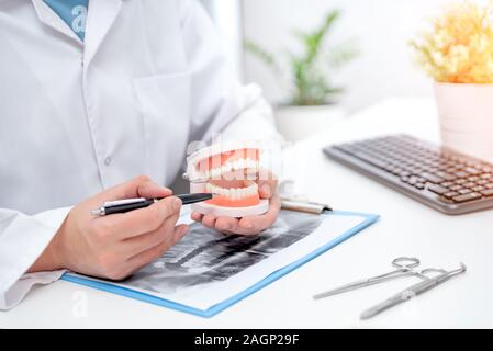 Medico che mantiene i denti modello, consultazione medica. Per le cure dentarie concept Foto Stock