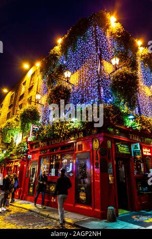 Esterno del Temple Bar di notte, famoso pub di Dublino, Irlanda Foto Stock