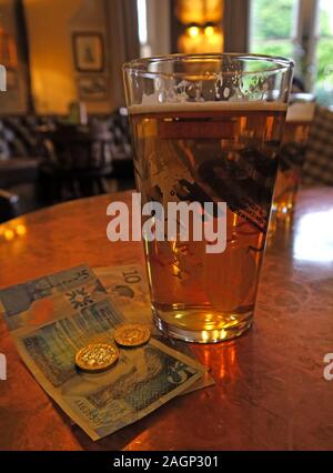 Pinta di birra sul tavolo di abar, denaro in sterline britanniche, Scozia, denaro scozzese, banconote scozzesi Foto Stock