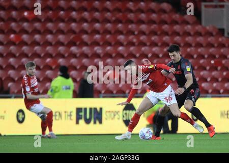 MIDDLESBROUGH, Inghilterra - Dicembre 20th Stephen Walker di Middlesbrough in azione con Stoke City's Danny Batth durante il cielo di scommessa match del campionato tra Middlesbrough e Stoke City al Riverside Stadium, Middlesbrough venerdì 20 dicembre 2019. (Credit: Mark Fletcher | MI News) La fotografia può essere utilizzata solo per il giornale e/o rivista scopi editoriali, è richiesta una licenza per uso commerciale Credito: MI News & Sport /Alamy Live News Foto Stock