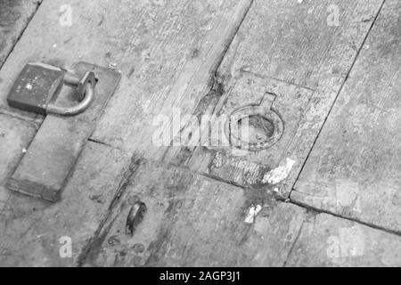 Una trappola di legno porta in un vecchio edificio rimane bloccato. Ciò che è al di sotto è sconosciuto. Foto Stock