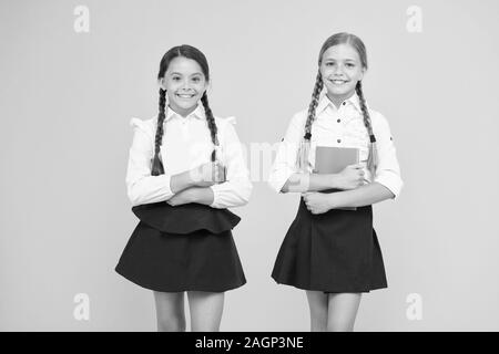 Le fanciulle felici studio con Notepad. Il lavoro di progetto insieme. letteratura lezione. la lettura e la scrittura. piccoli ragazze ragazzi con libro. torna a scuola. Compagni al book store o libreria. lo studio di un libro di testo. Foto Stock