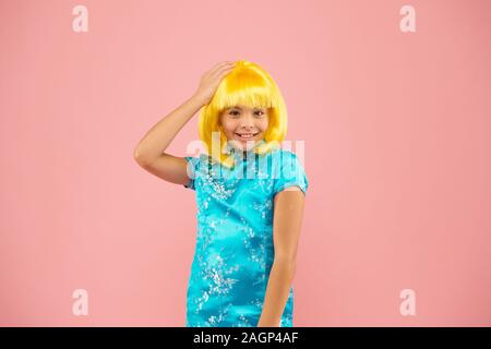 Carnevale cinese. capretto felice in abito giapponese. Ritratto di ragazza carina. kimono giapponese. bambino costume nazionale del Giappone. piccola ragazza tradizionali abiti orientali. ragazza asiatica pelo giallo parrucca. Foto Stock