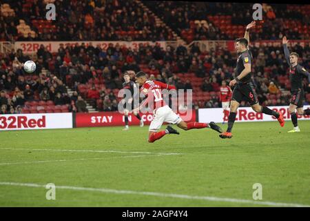 MIDDLESBROUGH, Inghilterra - Dicembre 20th Middlesbrough's Ashley Fletcher capi di loro livello 1-1 mentre Stoke City's Danny Batth appelli per il fuorigioco durante il cielo di scommessa match del campionato tra Middlesbrough e Stoke City al Riverside Stadium, Middlesbrough venerdì 20 dicembre 2019. (Credit: Mark Fletcher | MI News) La fotografia può essere utilizzata solo per il giornale e/o rivista scopi editoriali, è richiesta una licenza per uso commerciale Credito: MI News & Sport /Alamy Live News Foto Stock