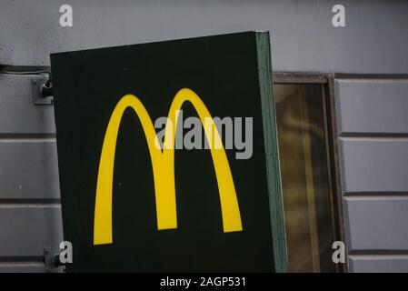 RIGA, Lettonia. Il 29 novembre 2019. Il logo di McDonald è un'azienda. McDonald's Corporation è un americano di fast food company, fondata nel 1940 come un ristorante gestito da Richard e Maurice McDonald, Foto Stock