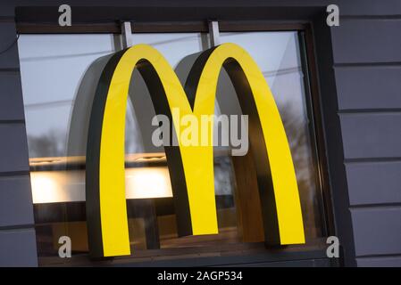 RIGA, Lettonia. Il 29 novembre 2019. Il logo di McDonald è un'azienda. McDonald's Corporation è un americano di fast food company, fondata nel 1940 come un ristorante gestito da Richard e Maurice McDonald, Foto Stock