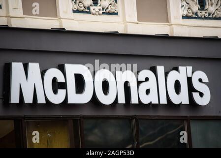 RIGA, Lettonia. Il 29 novembre 2019. Il logo di McDonald è un'azienda. McDonald's Corporation è un americano di fast food company, fondata nel 1940 come un ristorante gestito da Richard e Maurice McDonald, Foto Stock