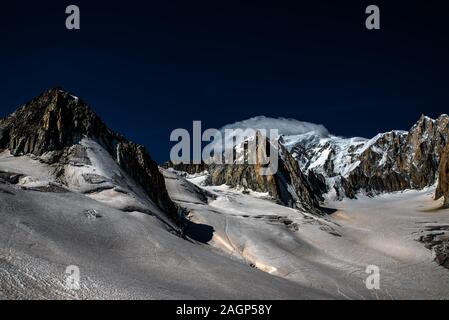 Mont Blanc, il tetto d'Europa con i suoi 4808 metri sopra il livello del mare, è una raccolta di picchi. Affacciato sul mare di ​​ice Grandes Jorasses, il Foto Stock