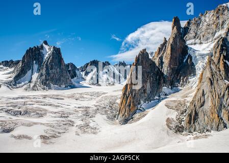 Mont Blanc, il tetto d'Europa con i suoi 4808 metri sopra il livello del mare, è una raccolta di picchi. Affacciato sul mare di ​​ice Grandes Jorasses, il Foto Stock