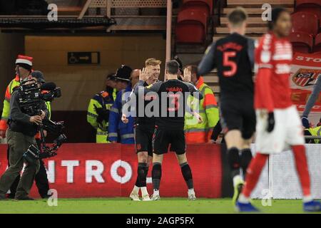 MIDDLESBROUGH, Inghilterra - Dicembre 20th Sam Clucas di Stoke City celebra con Stephen Ward dopo aver segnato il loro primo obiettivo durante il cielo di scommessa match del campionato tra Middlesbrough e Stoke City al Riverside Stadium, Middlesbrough venerdì 20 dicembre 2019. (Credit: Mark Fletcher | MI News) La fotografia può essere utilizzata solo per il giornale e/o rivista scopi editoriali, è richiesta una licenza per uso commerciale Credito: MI News & Sport /Alamy Live News Foto Stock