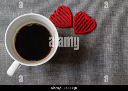 Tazza di caffè e cuori rossi Foto Stock