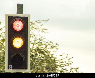 Tipico British semaforo per il controllo del traffico in condizioni di calma o zone affollate. Foto Stock