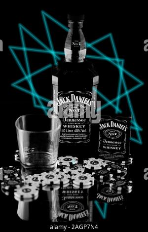 bottiglie di whisky in una foto al neon Foto Stock