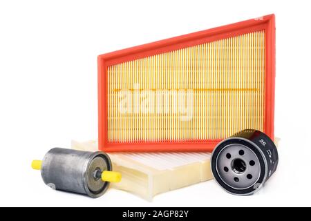 Pezzi di ricambio per auto. Filtro olio e il filtro dell'aria, filtro del combustibile e filtro abitacolo su uno sfondo bianco. Foto Stock