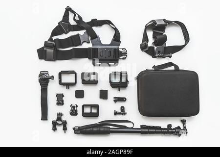 Piatto di laici azione fotocamera con accessori su sfondo bianco vista dall'alto. Foto Stock