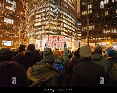 Chicago, Illinois, Stati Uniti d'America. 17 dicembre 2019. I dimostranti nel rally Federa Plaza, quindi marzo al Trump Tower esigente impeachment del Presidente Trump. Foto Stock