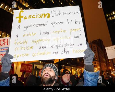 Chicago, Illinois, Stati Uniti d'America. 17 dicembre 2019. I dimostranti nel rally Federa Plaza, quindi marzo al Trump Tower esigente impeachment del Presidente Trump. Foto Stock