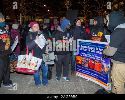 Chicago, Illinois, Stati Uniti d'America. 17 dicembre 2019. I dimostranti nel rally Federa Plaza, quindi marzo al Trump Tower esigente impeachment del Presidente Trump. I membri del Partito Comunista chiamata per rivoluzione oggi durante la protesta. Foto Stock