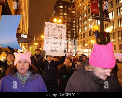 Chicago, Illinois, Stati Uniti d'America. 17 dicembre 2019. I dimostranti nel rally Federa Plaza, quindi marzo al Trump Tower esigente impeachment del Presidente Trump. Foto Stock